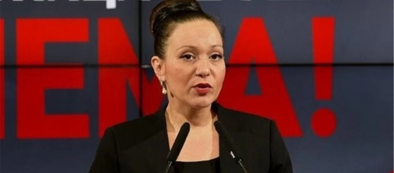 Σκοπιανή υπουργός τοποθέτησε πινακίδα στο υπουργείο της με την ονομασία «Δημοκρατία της Μακεδονίας»